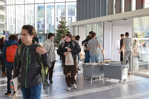 Un événement d’envergure pour préparer son avenir. Comme chaque année, l’EPFL, via son Service de promotion de l’éducation et en collaboration avec ses facultés, se réjouit d'accueillir les gymnasiennes et gymnasiens sur son campus. L’École propose de venir découvrir ses filières de formation, sa communauté estudiantine, son corps enseignant, ses équipes de recherche, les divers services dédiés aux étudiantes et étudiants débutant à l’EPFL, ainsi que les multiples associations chargées d’animer la vie socia