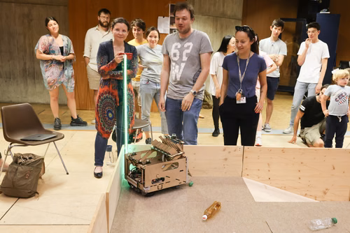 Quatre équipes de trois étudiants ont travaillé pendant un semestre pour concevoir et construire un robot de A à Z. Lors de la compétition, chacun des robots aura 10 minutes pour récolter le plus grand nombre de bouteilles vides et les ramener à la station de recyclage.