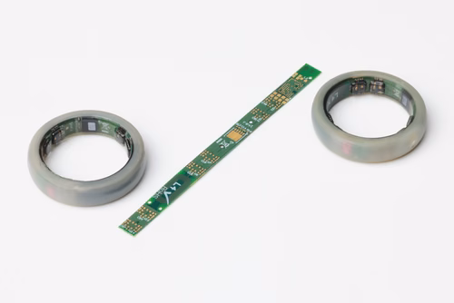 Le plus petit capteur PPG au monde, issu de l’EPFL et développé par une spin-off, permet aujourd’hui de placer dans une bague ressemblant à un bijou un système de suivi de santé aussi performant que celui des montres actuellement sur le marché. Une miniaturisation qui semble convaincre le grand public puisque le financement participatif lancé par la start-up est cinq fois plus élevé que prévu.
