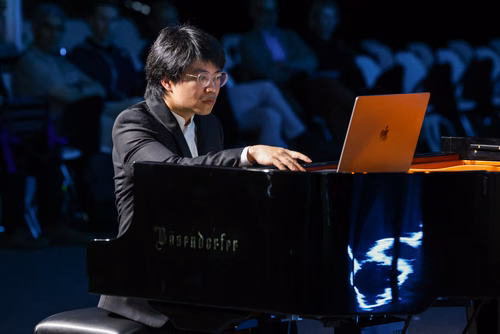Dans le cadre de l’exposition Musica ex Machina, EPFL Pavilions présente un concert exceptionnel entre mathématiques, musique et pensée computationnelle, donné par le pianiste, compositeur et improvisateur américano-taïwanais Kit Armstrong.