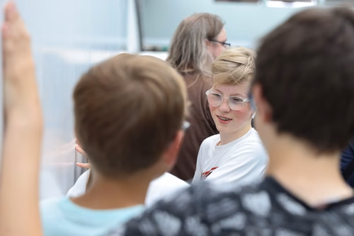 Le concours Alkindi-suisse est une compétition de cryptographie qui a lieu chaque année et ouverte aux classes de 9e, 10e et 11e secondaires. Il est organisé par l’EPFL, les associations Animath et France-ioi. La participation est entièrement gratuite.