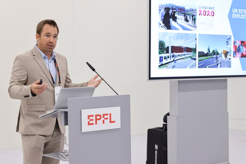 Après 3 ans de travaux, l’EPFL inaugure aujourd’hui sa nouvelle centrale thermique qui permet au campus lausannois de se chauffer et de se refroidir intégralement avec l’eau du lac et en exploitant la chaleur dégagée par son centre de données. Pour l’École, il s’agit d’une étape majeure en vue d’atteindre la neutralité carbone. Damien Roulet Bouygues Energies