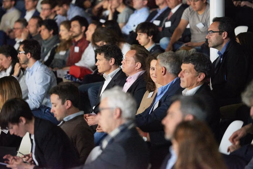 22 entrepreneurs ont participé au concours de “pitch” devant 400 personnes lors de la Startup Champions Seed Night coorganisée par l’EPFL Alumni et venturelab au Forum Rolex Learning Center. Tej Tadi (PhD SV’11), fondateur et CEO de MindMaze, était l’invité d’honneur de cette édition.