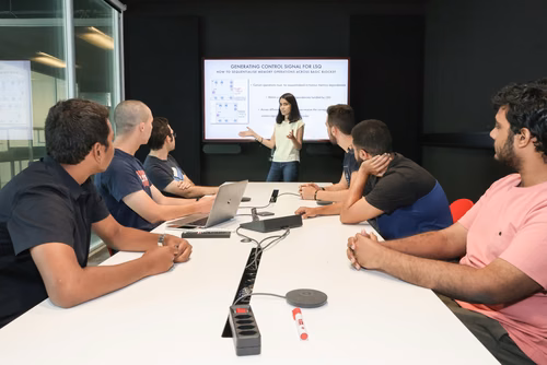 La Journée internationale de la jeunesse, qui se déroule chaque année le 12 août, sert de plateforme aux jeunes en leur permettant de réfléchir à la façon de développer les solutions innovantes et audacieuses de demain. Deux programmes d’été de l’EPFL y contribuent dans le domaine de l’informatique et des communications.