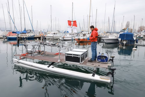 Un chercheur de l’EPFL a documenté pour la première fois comment se forment ces taches mouvantes sur l’eau – spectacle visuel toujours saisissant pour les passionnées et passionnés du lac – et ce qu’elles engendrent sous la surface.