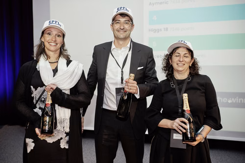 La première édition du gala EPFL Alumni a réuni près de 650 diplômé.es au Rolex Learning Center. Ils ont pu participer à une soirée festive et entendre le Prof. Patrick Aebischer – Président de l’EPFL jusqu’à fin 2016 – et le Prof. Martin Vetterli – Président de l’EPFL dès 2017 – échanger sur la transmission de Présidence.