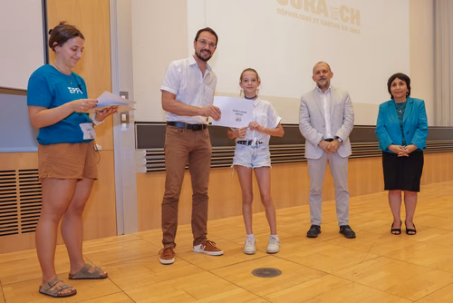 Remise des attestations aux participantes et participants aux cours organisés par le Service de Promotion des Sciences dans le canton du Jura. Avec la participation, pour cette édition, du ministre de l'enseignement, Martial Coutet et du vice-président pour l’innovation et l’impact, Edouard Bugnon