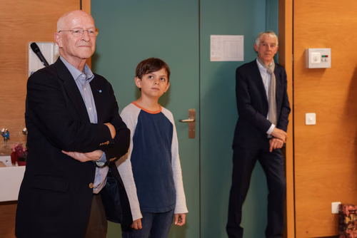 A l'occasion du dernier cours de Claude Nicollier, ses amis, collègues et famille lui ont fait la surprise d'être présents