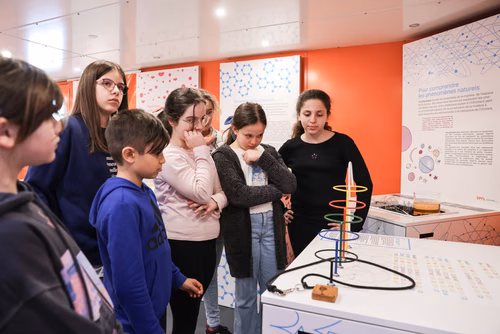 Rempli d’expérimentations ludiques, Le Bus des sciences de l’EPFL part ce printemps à la rencontre des écoles de Suisse romande. Un programme pédagogique lancé il y a quinze ans, qui a permis à plus de 45'000 enfants de découvrir les sciences et les technologies.