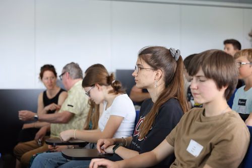 Le concours Alkindi-suisse est une compétition de cryptographie qui a lieu chaque année et ouverte aux classes de 9e, 10e et 11e secondaires. Il est organisé par l’EPFL, les associations Animath et France-ioi. La participation est entièrement gratuite.
