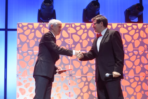 La traditionnelle cérémonie de la Magistrale a mis les diplômés 2018 à l'honneur. Ils l'attendaient depuis cinq ans: ce samedi était enfin le jour de la remise des diplômes de Master de l'EPFL pour 1043 étudiants. Cet événement a réuni 3000 personnes au STCC, dont les étudiants et leur famille, leurs professeurs et de nombreux invités, parmi lesquels le Conseiller fédéral Guy Parmelin.
