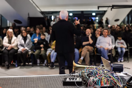 Dans le cadre de l'exposition actuelle Musica ex Machina, des artistes-chercheur·euses de l'Orpheus Instituut de Gand (BE) explorent l'espace intermédiaire. Ils·elles présentent des instruments nouveaux et étendus, des interfaces inédites, des objets quotidiens réaffectés et l'espace lui-même. Nous faisons l'expérience de l'interaction entre musiciens et algorithmes, de la mécanique à l'IA, dans la composition, l'improvisation et l'installation, pour sonder la technicité inhérente à la musique et à la fabri