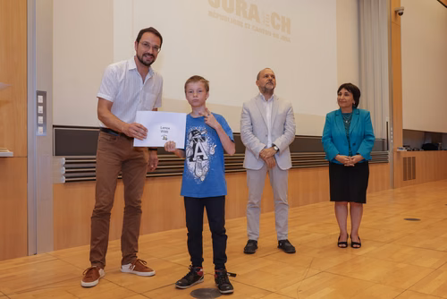 Remise des attestations aux participantes et participants aux cours organisés par le Service de Promotion des Sciences dans le canton du Jura. Avec la participation, pour cette édition, du ministre de l'enseignement, Martial Coutet et du vice-président pour l’innovation et l’impact, Edouard Bugnon