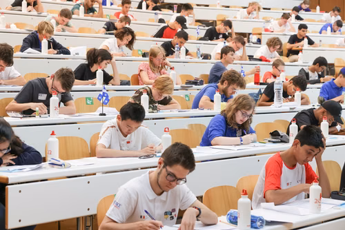 Le championnat des jeux mathématiques et logiques est une compétition populaire et scolaire organisée chaque année à l’échelon européen. Il voit s’affronter des passionné·e·s de mathématiques de toutes générations venus d’une douzaine de pays. Sa finale internationale, qui a traditionnellement lieu à Paris, sera cette année organisée à Lausanne (EPFL). La FSJM gère depuis plus de 30 ans l’organisation de ce championnat en Suisse. Finale sur le Campus EPFL