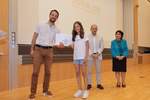 Remise des attestations aux participantes et participants aux cours organisés par le Service de Promotion des Sciences dans le canton du Jura. Avec la participation, pour cette édition, du ministre de l'enseignement, Martial Coutet et du vice-président pour l’innovation et l’impact, Edouard Bugnon