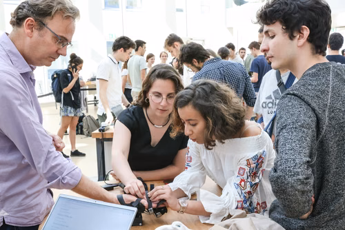 Durant le cours intitulé « Assistive Technology Challenge », des étudiants de l’EPFL ont développé des solutions personnalisées pour des patients atteints de handicap moteur.