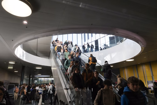 Un événement d’envergure pour préparer son avenir. Comme chaque année, l’EPFL, via son Service de promotion de l’éducation et en collaboration avec ses facultés, se réjouit d'accueillir les gymnasiennes et gymnasiens sur son campus. L’École propose de venir découvrir ses filières de formation, sa communauté estudiantine, son corps enseignant, ses équipes de recherche, les divers services dédiés aux étudiantes et étudiants débutant à l’EPFL, ainsi que les multiples associations chargées d’animer la vie socia