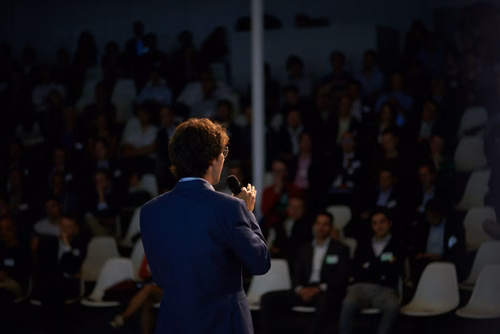 19 entrepreneurs ont “pitché” devant près de 300 personnes lors de la Startup Champions Seed Night coorganisée par l’EPFL Alumni et venturelab au Forum Rolex Learning Center. Daniel Yanisse (MT’12), CEO et co-fondateur de Checkr, était l’invité d’honneur de cette édition.