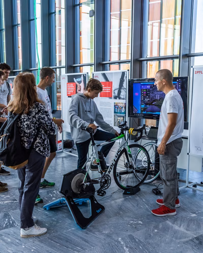 Le campus de l'EPFL était en liesse ce week-end à l'occasion des Portes ouvertes organisées pour le 50è anniversaire de l'Ecole. Près de 40'000 visiteurs ont parcouru le site sous un soleil radieux. 
