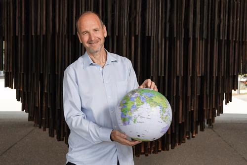 Il a plus de trente ans de Chine «dans les pattes» et des idées novatrices à revendre. Élu meilleur enseignant 2024 du programme en sciences humaines et sociales de l’EPFL, Marc Laperrouza lutte sans relâche contre le déterminisme technologique.