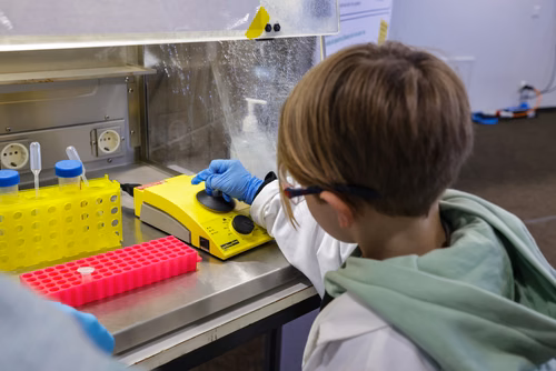 La découverte des sciences et des technologies au cœur du campus, pour les adultes et les enfants.