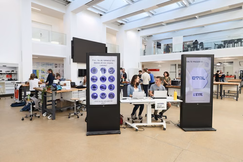 Fix N’Replace est un événement en collaboration avec les apprentis et formateurs l’école technique des métiers de Lausanne et le UP Fashion Lab de Unipoly dans le but de promouvoir la réparation des objets du quotidien. Les étudiants et collaborateurs peuvent amener leurs objets et habits défectueux et les faire réparer gratuitement !