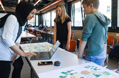  l’EPFL accueille chaque année les classes romandes de 7ème et 8ème pour une journée de découverte des sciences et domaines techniques.