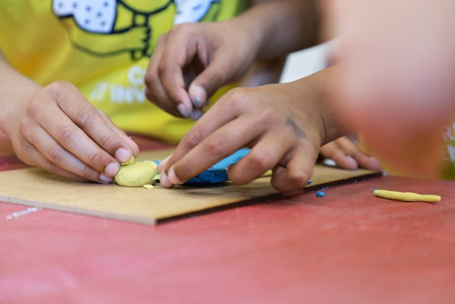 La 10ème édition du championnat de science par équipes, "Curieux et inventifs", permet à des jeunes filles et garçons de 8 à 15 ans de développer leur goût de la réflexion et de la recherche scientifique. Ils peuvent ainsi dévoiler leur inventivité dans une ambiance ludique et créative.