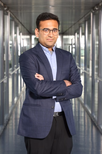 Nommé professeur assistant tenure track à la Faculté des sciences et techniques de l’ingénieur, Anirudh Raju Natarajan s'intéresse à l'utilisation de méthodes de calcul pour la conception d'alliages techniques de haute performance. Rencontre avec un scientifique à la curiosité sans limites.