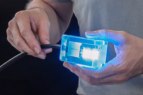 Hydromea, spin-off de l’EPFL, a développé un modem optique miniaturisé qui peut plonger jusqu’à 6000 mètres de profondeur. Sa connexion wifi est si sensible qu’elle est capable de récolter des données à très grande vitesse sur une distance de plus de 50 mètres sous l’eau.