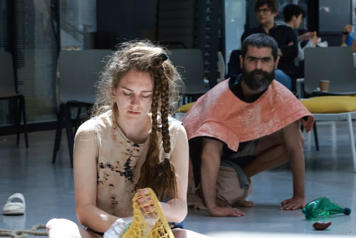 Dans le cadre du festival Les Culturelles du CDH-Culture et suite au workshop RUINED qui a permis à des étudiant·es de fabriquer une sculpture en mycelium, la performance MOLDING propose un ensemble de gestes performatifs dans le prolongement de l’œuvre vivante.