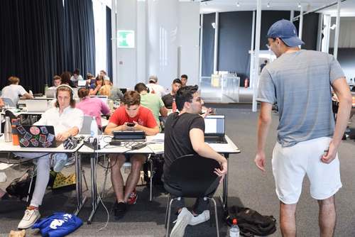 Etudiants en révision des examens sur le campus EPFL