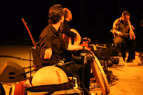 De l'Espagne à la Turquie, de la Grèce à l'Afghanistan, au fil de compositions originales portées par une myriade d'instruments du bassin méditerranéen et d'au-delà, les influences et les timbres se croisent dans des pièces de toute beauté.