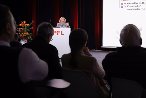 La Fondation WISH de l’EPFL remet cette année son prix Erna Hamburger à la chimiste Rosa Menéndez López pour ses contributions dans les domaines de la science, de l’ingénierie et de la société.