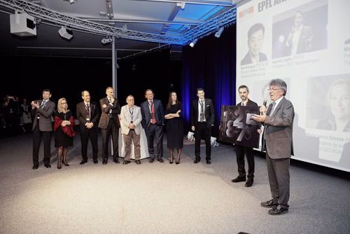La première édition du gala EPFL Alumni a réuni près de 650 diplômé.es au Rolex Learning Center. Ils ont pu participer à une soirée festive et entendre le Prof. Patrick Aebischer – Président de l’EPFL jusqu’à fin 2016 – et le Prof. Martin Vetterli – Président de l’EPFL dès 2017 – échanger sur la transmission de Présidence.