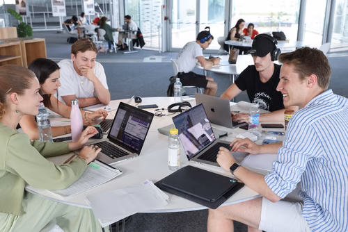 Etudiants en révision des examens sur le campus EPFL