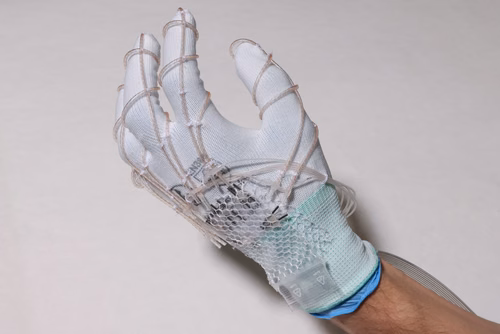 Des scientifiques de l’EPFL ont mis au point des pompes en forme de fibre qui permettent de tisser des circuits fluidiques haute pression dans les textiles sans pompe externe. Les exosquelettes souples, les vêtements thermorégulateurs et les systèmes haptiques immersifs peuvent ainsi être alimentés par des pompes cousues dans le tissu de ces dispositifs. Laboratoire des microsystèmes souples (LMTS)