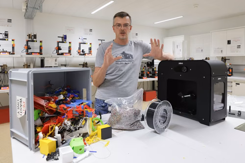 Sébastien Martinerie, expert en impression 3D depuis plus de 20 ans, a modélisé et imprimé des milliers de prototypes, dont des organes humains pour former des chirurgiennes et chirurgiens. Il encadre aujourd'hui plus de 500 étudiantes et étudiants au SPOT.