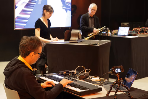 Dans le cadre de l'exposition actuelle Musica ex Machina, des artistes-chercheur·euses de l'Orpheus Instituut de Gand (BE) explorent l'espace intermédiaire. Ils·elles présentent des instruments nouveaux et étendus, des interfaces inédites, des objets quotidiens réaffectés et l'espace lui-même. Nous faisons l'expérience de l'interaction entre musiciens et algorithmes, de la mécanique à l'IA, dans la composition, l'improvisation et l'installation, pour sonder la technicité inhérente à la musique et à la fabri