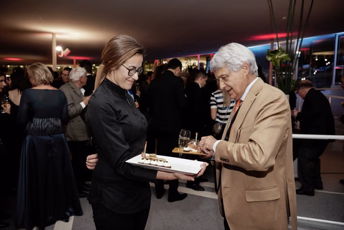 La première édition du gala EPFL Alumni a réuni près de 650 diplômé.es au Rolex Learning Center. Ils ont pu participer à une soirée festive et entendre le Prof. Patrick Aebischer – Président de l’EPFL jusqu’à fin 2016 – et le Prof. Martin Vetterli – Président de l’EPFL dès 2017 – échanger sur la transmission de Présidence.