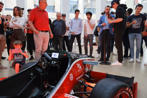 L’équipe a dévoilé mercredi soir sa nouvelle voiture de Formula Student électrique dans le nouveau makerspace de l’EPFL. Elle participera à quatre compétitions cet été en Europe. Artemis, la nouvelle voiture de Formula Student de l'EPFL Racing Team.