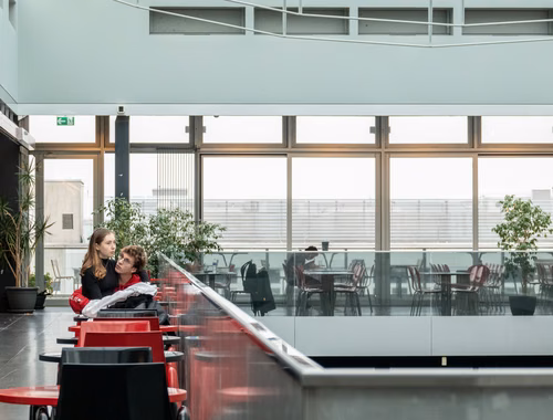 Scène de vie, bâtiment BC, abritant la Faculté d’informatique et de communications.
