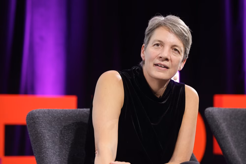 La fondation WISH de l’EPFL a choisi de décerner à la physicienne quantique Michelle Simmons le prix Erna Hamburger 2023 pour sa brillante carrière à la pointe de son domaine, ainsi que pour son engagement en faveur de la diversité et des MINT. Une cérémonie de remise de prix se tiendra aujourd'hui à l’EPFL.