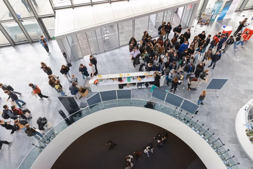 Un événement d’envergure pour préparer son avenir. Comme chaque année, l’EPFL, via son Service de promotion de l’éducation et en collaboration avec ses facultés, se réjouit d'accueillir les gymnasiennes et gymnasiens sur son campus. L’École propose de venir découvrir ses filières de formation, sa communauté estudiantine, son corps enseignant, ses équipes de recherche, les divers services dédiés aux étudiantes et étudiants débutant à l’EPFL, ainsi que les multiples associations chargées d’animer la vie socia
