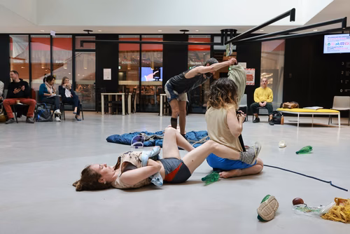 Dans le cadre du festival Les Culturelles du CDH-Culture et suite au workshop RUINED qui a permis à des étudiant·es de fabriquer une sculpture en mycelium, la performance MOLDING propose un ensemble de gestes performatifs dans le prolongement de l’œuvre vivante.