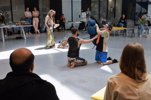 Dans le cadre du festival Les Culturelles du CDH-Culture et suite au workshop RUINED qui a permis à des étudiant·es de fabriquer une sculpture en mycelium, la performance MOLDING propose un ensemble de gestes performatifs dans le prolongement de l’œuvre vivante.