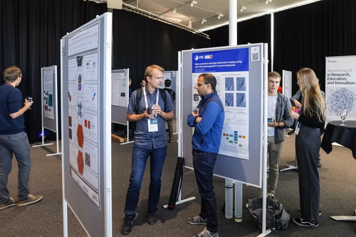 The theme of the conference is “Enabling Discovery by Integrating Microscopy, Machine Learning, and Automation”. The first of its kind in the field, it will bring together about 150 scientists from Europe and abroad working at the forefront of imaging, AI, and hardware development to re-imagine the microscope of the future. Posters session