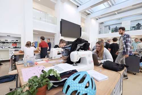 Fix N’Replace est un événement en collaboration avec les apprentis et formateurs l’école technique des métiers de Lausanne et le UP Fashion Lab de Unipoly dans le but de promouvoir la réparation des objets du quotidien. Les étudiants et collaborateurs peuvent amener leurs objets et habits défectueux et les faire réparer gratuitement !