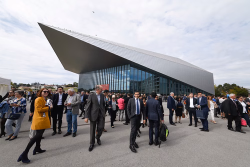  La traditionnelle cérémonie de la Magistrale a mis les diplômés 2018 à l'honneur. Ils l'attendaient depuis cinq ans: ce samedi était enfin le jour de la remise des diplômes de Master de l'EPFL pour 1043 étudiants. Cet événement a réuni 3000 personnes au STCC, dont les étudiants et leur famille, leurs professeurs et de nombreux invités, parmi lesquels le Conseiller fédéral Guy Parmelin.