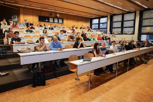 A l'occasion du dernier cours de Claude Nicollier, ses amis, collègues et famille lui ont fait la surprise d'être présents